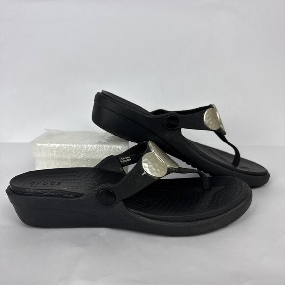 Crocs Black Sanrah Silver Hammered Circle Wedge Sandals Size 6 thongs metallic - Picture 1 of 10